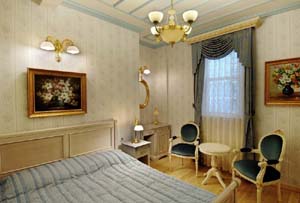 Standard single with city view, private facilities (bath and shower), and breakfast